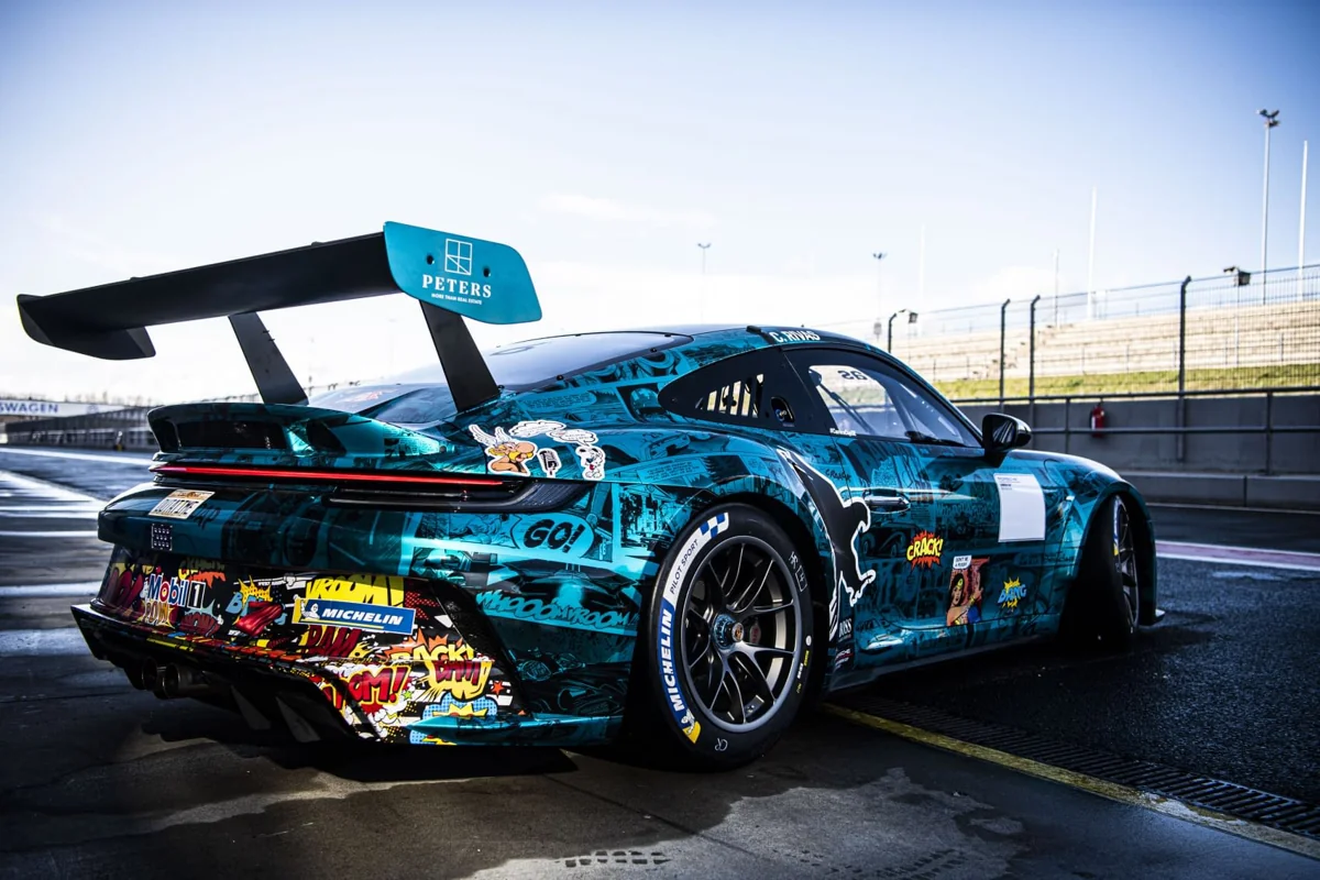 Der blaue CR6-Porsche im Fahrerlager