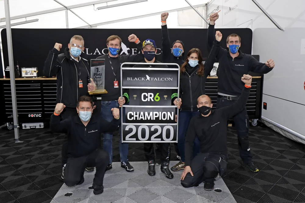 Carlos Rivas e a equipa com a placa CR6 Champion 2020.