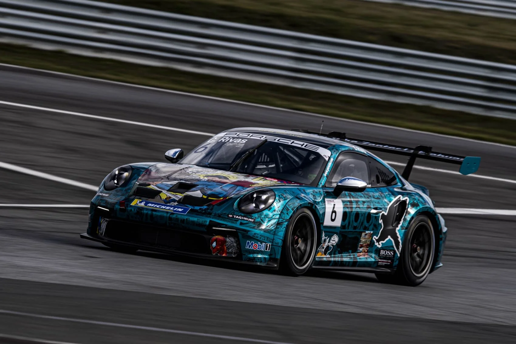 O Porsche azul número 6 de Carlos Rivas em pista