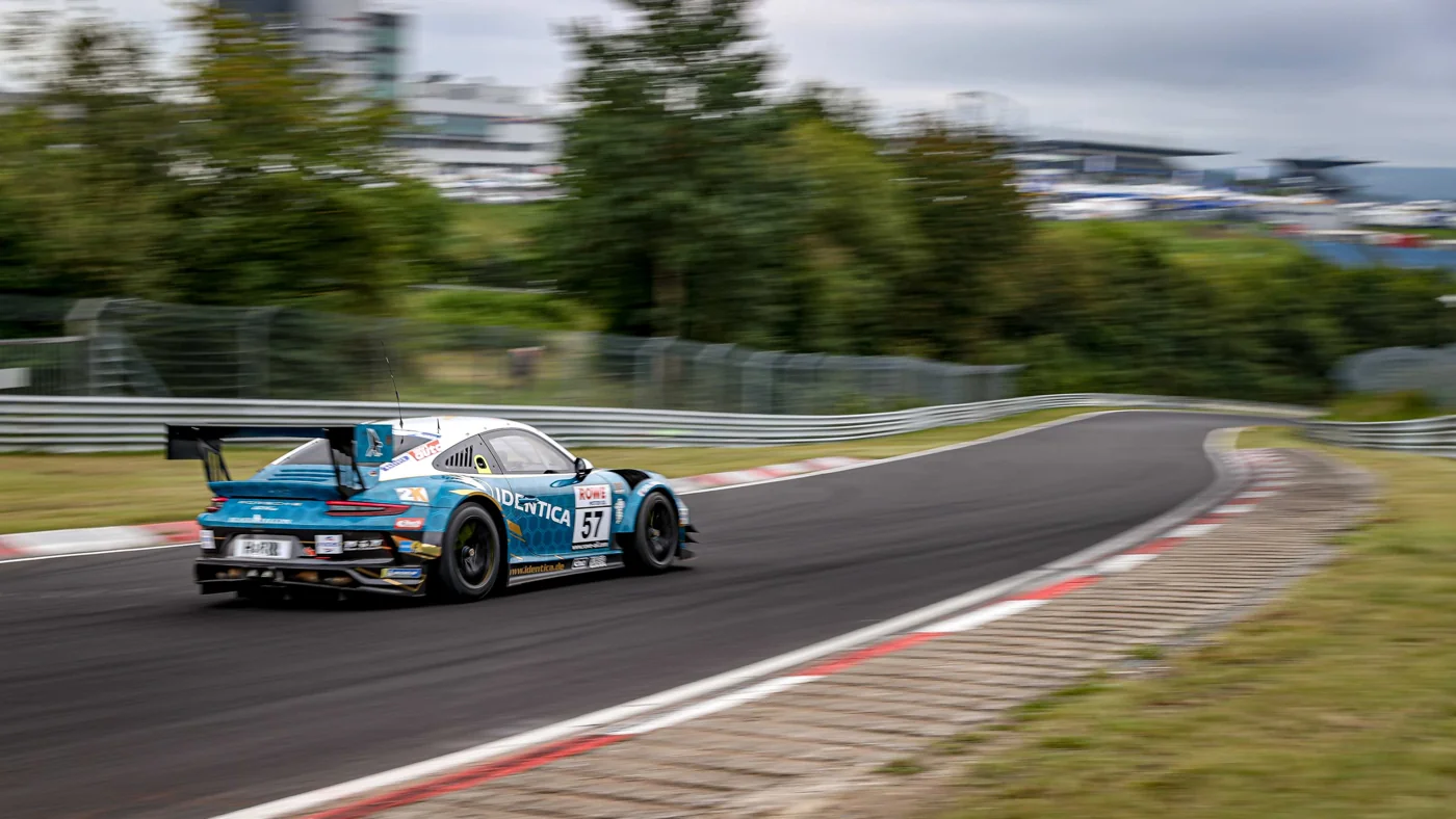 O Porsche azul num troço arborizado do Nürburgring, em 2021.